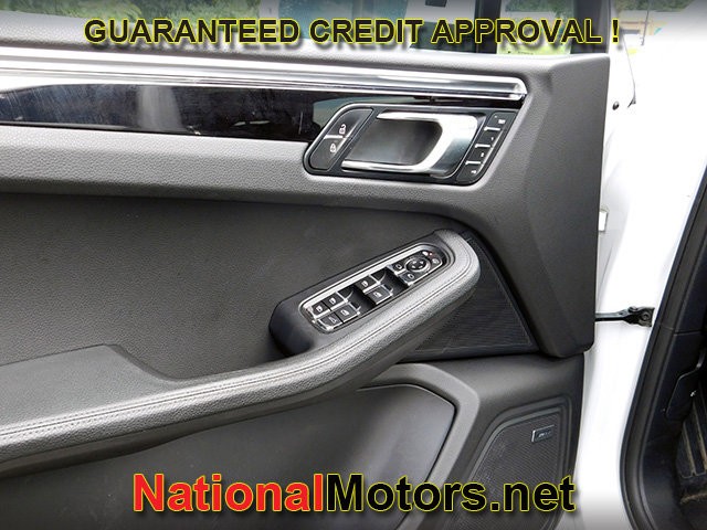 Porsche Macan Vehicle Full-screen Gallery Image 14