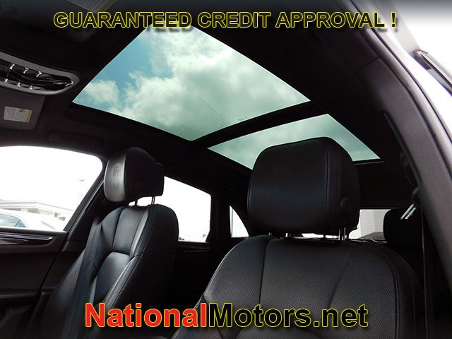 Porsche Macan Vehicle Full-screen Gallery Image 17