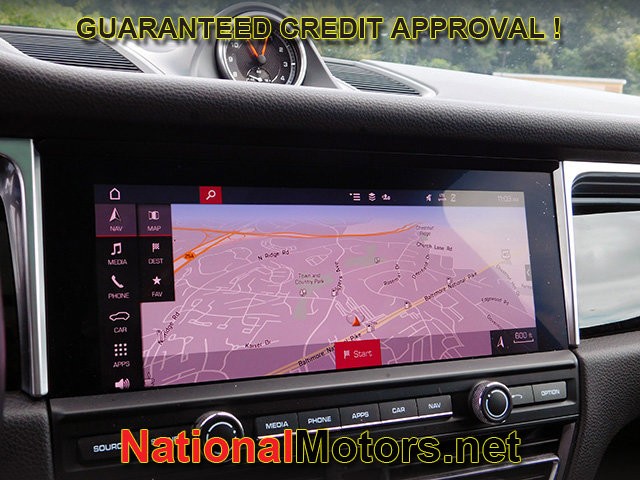 Porsche Macan Vehicle Full-screen Gallery Image 18