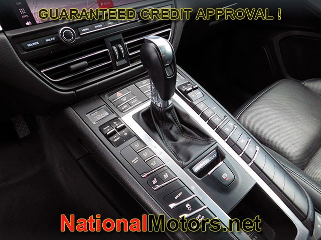 Porsche Macan Vehicle Full-screen Gallery Image 20