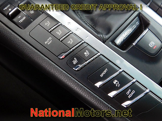 Porsche Macan Vehicle Full-screen Gallery Image 21