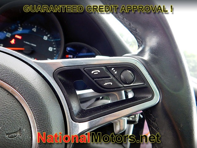 Porsche Macan Vehicle Full-screen Gallery Image 22