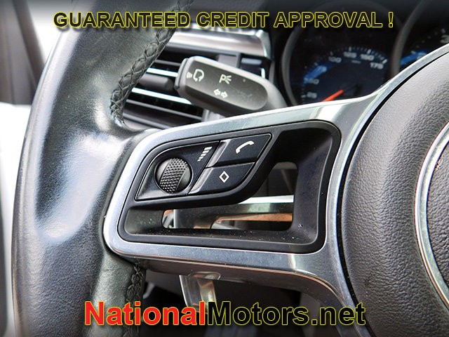 Porsche Macan Vehicle Full-screen Gallery Image 23