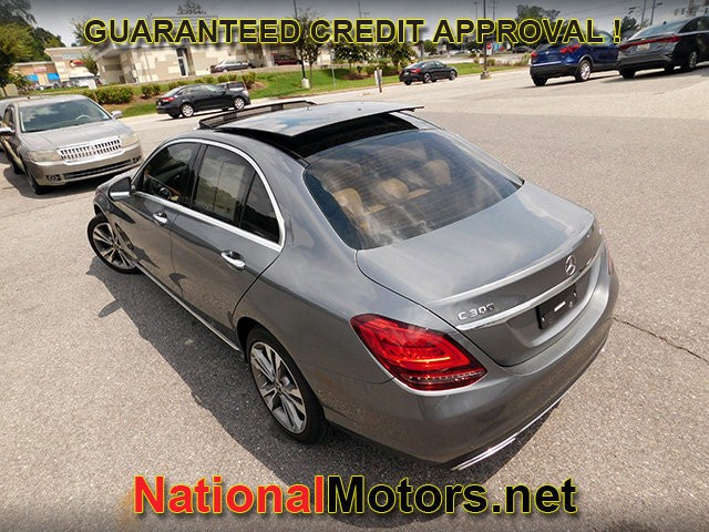 Mercedes-Benz C-Class Vehicle Full-screen Gallery Image 06