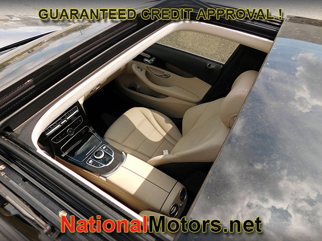 Mercedes-Benz C-Class Vehicle Full-screen Gallery Image 10