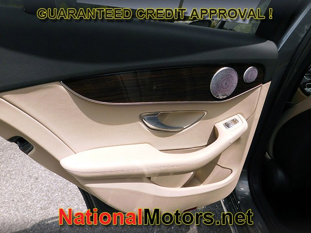 Mercedes-Benz C-Class Vehicle Full-screen Gallery Image 11