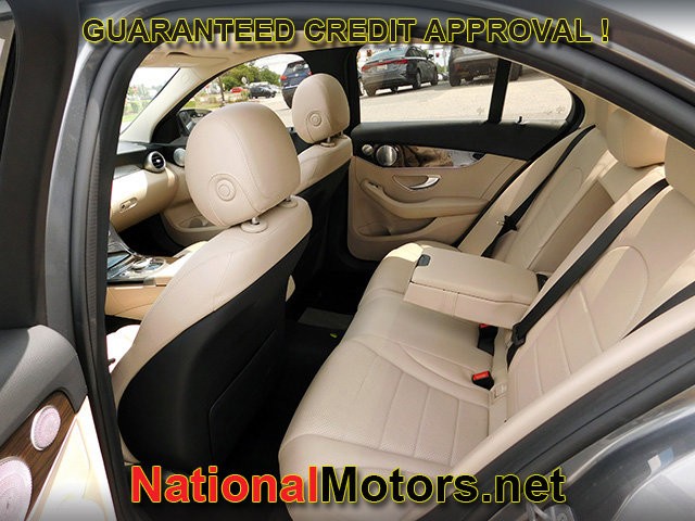 Mercedes-Benz C-Class Vehicle Full-screen Gallery Image 12