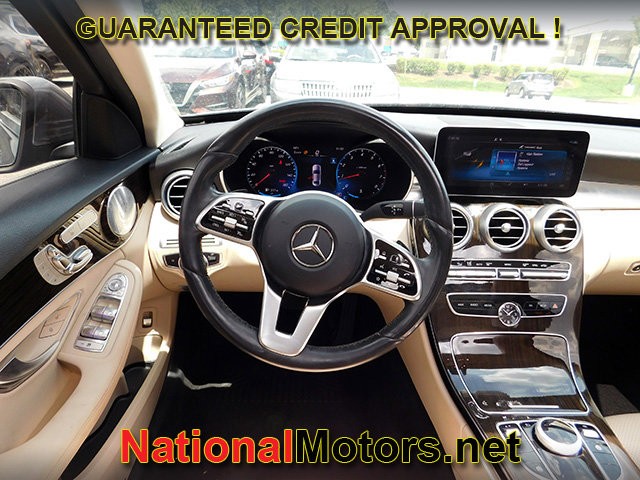 Mercedes-Benz C-Class Vehicle Full-screen Gallery Image 14