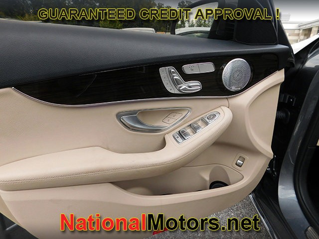 Mercedes-Benz C-Class Vehicle Full-screen Gallery Image 15