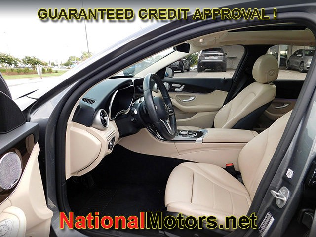 Mercedes-Benz C-Class Vehicle Full-screen Gallery Image 16