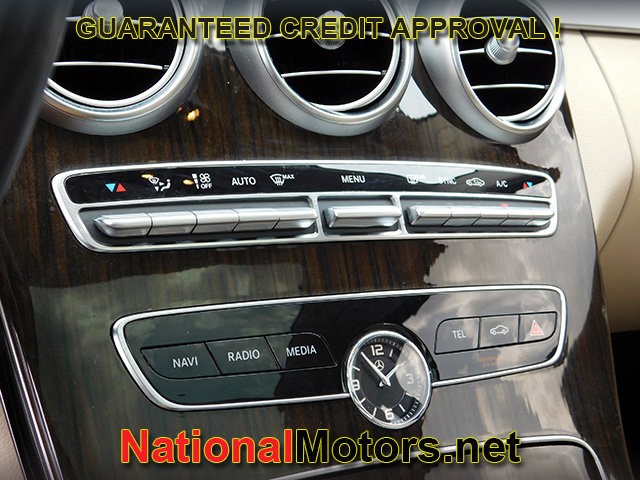 Mercedes-Benz C-Class Vehicle Full-screen Gallery Image 20