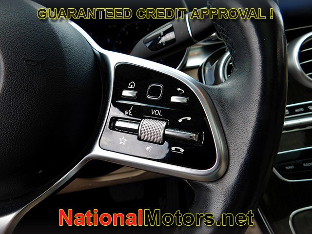 Mercedes-Benz C-Class Vehicle Full-screen Gallery Image 22