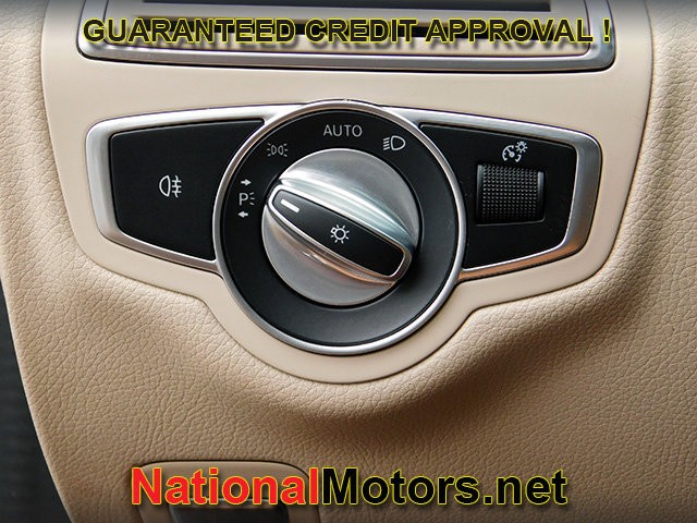 Mercedes-Benz C-Class Vehicle Full-screen Gallery Image 25