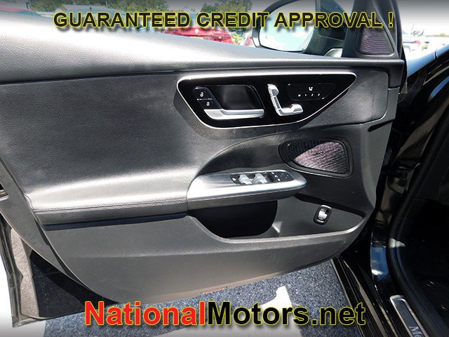 Mercedes-Benz C-Class Vehicle Full-screen Gallery Image 16