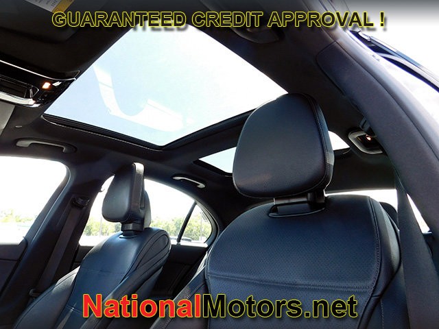 Mercedes-Benz C-Class Vehicle Full-screen Gallery Image 18