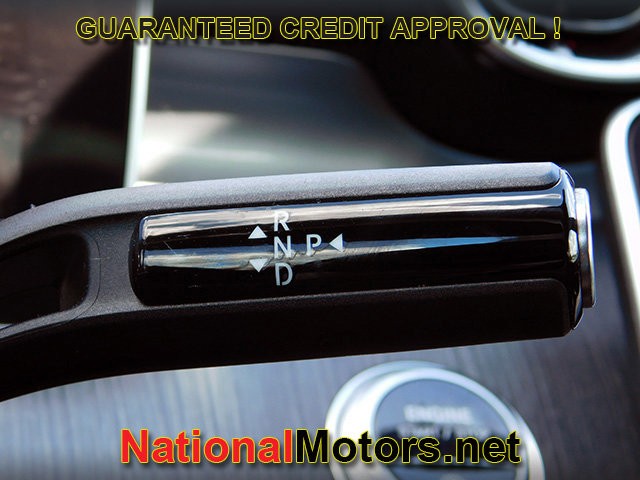 Mercedes-Benz C-Class Vehicle Full-screen Gallery Image 21