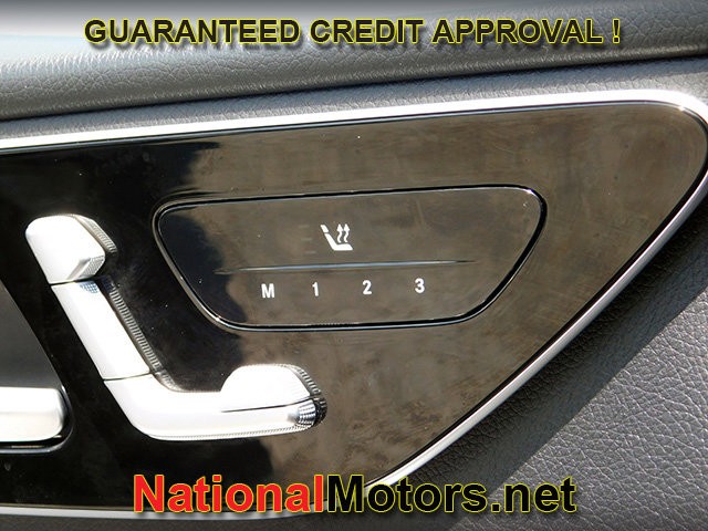 Mercedes-Benz C-Class Vehicle Full-screen Gallery Image 27