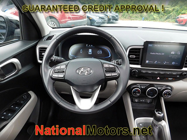 2025 Hyundai Venue SEL photo 10