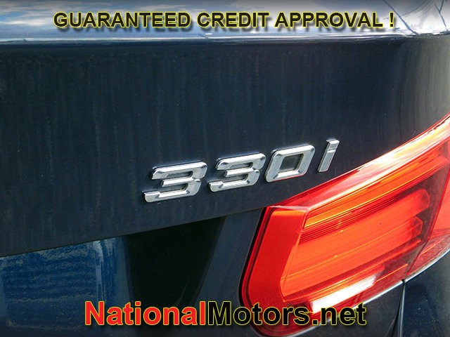 BMW 3 Series Vehicle Full-screen Gallery Image 06