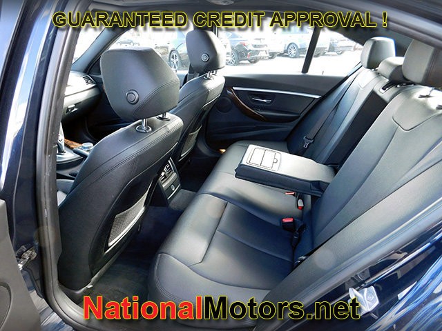 BMW 3 Series Vehicle Full-screen Gallery Image 11