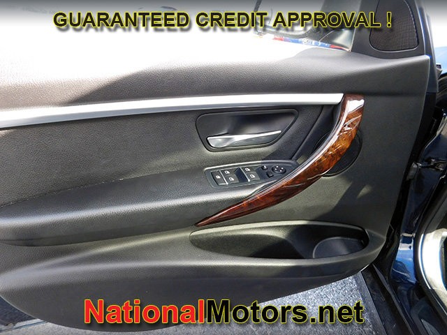 BMW 3 Series Vehicle Full-screen Gallery Image 14