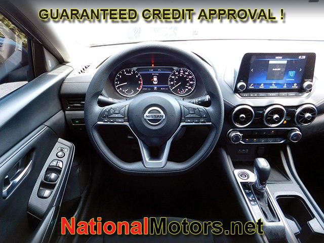 Nissan Sentra Vehicle Full-screen Gallery Image 09