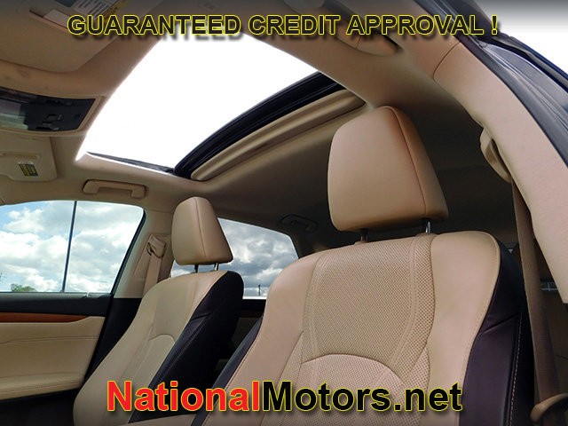 Lexus RX Vehicle Full-screen Gallery Image 17