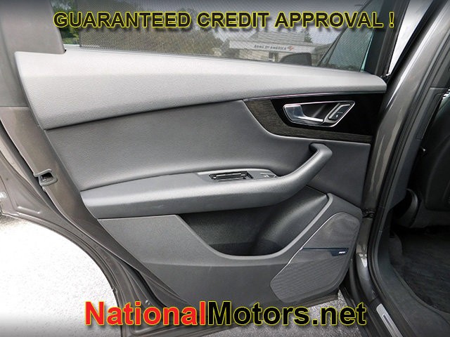 Audi Q7 Vehicle Full-screen Gallery Image 12