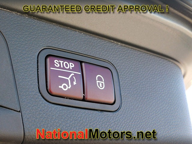 Mercedes-Benz GLC Vehicle Full-screen Gallery Image 08