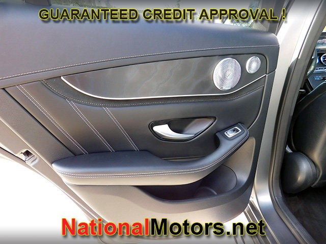 Mercedes-Benz GLC Vehicle Full-screen Gallery Image 11