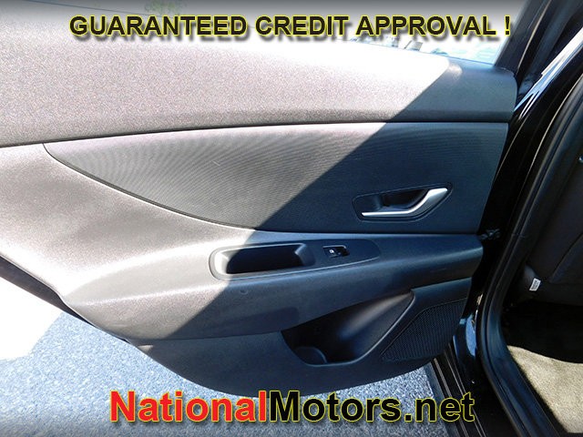 Hyundai Elantra Vehicle Full-screen Gallery Image 08