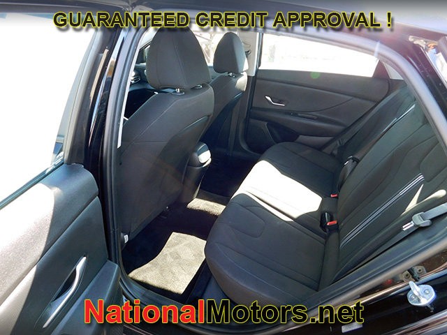 Hyundai Elantra Vehicle Full-screen Gallery Image 09