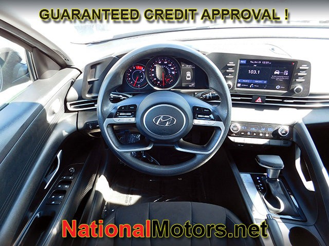 Hyundai Elantra Vehicle Full-screen Gallery Image 10