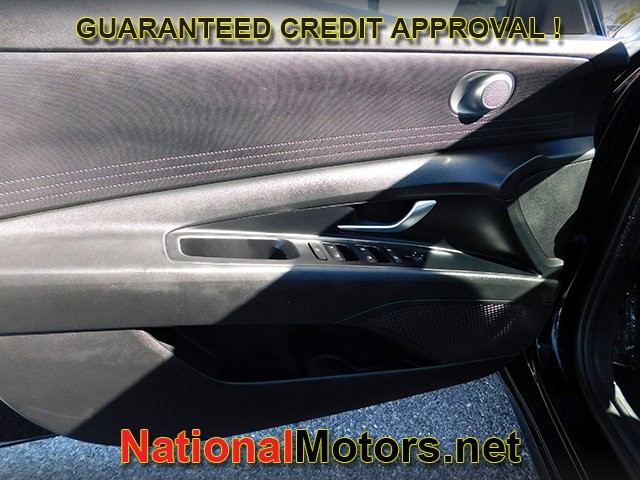 Hyundai Elantra Vehicle Full-screen Gallery Image 11