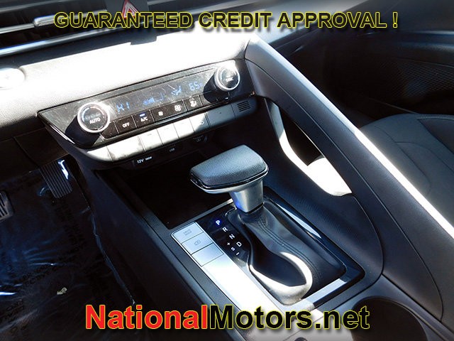 Hyundai Elantra Vehicle Full-screen Gallery Image 16