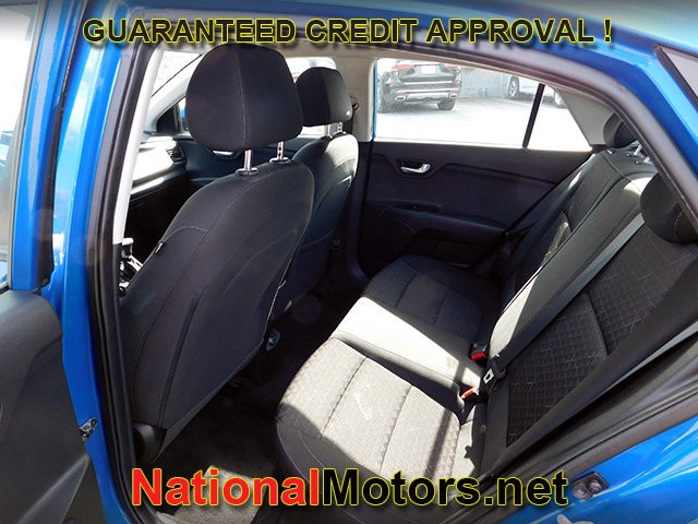 Kia Rio Vehicle Full-screen Gallery Image 09