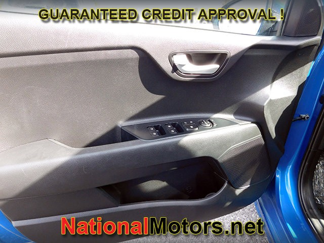 Kia Rio Vehicle Full-screen Gallery Image 11