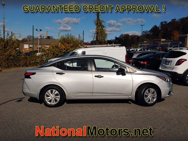 Nissan Versa Vehicle Full-screen Gallery Image 03