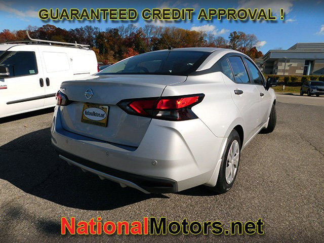 Nissan Versa Vehicle Full-screen Gallery Image 04