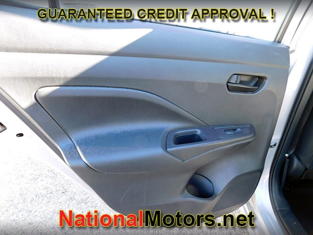 Nissan Versa Vehicle Full-screen Gallery Image 07