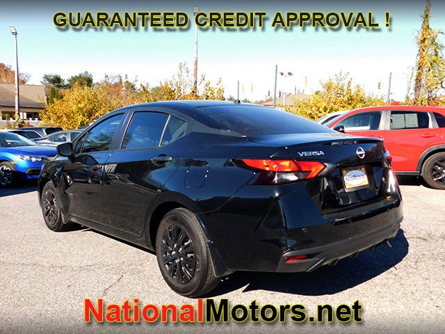 Nissan Versa Vehicle Full-screen Gallery Image 03