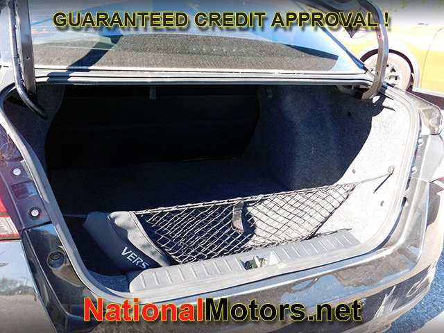 Nissan Versa Vehicle Full-screen Gallery Image 04