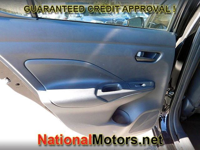 Nissan Versa Vehicle Full-screen Gallery Image 05