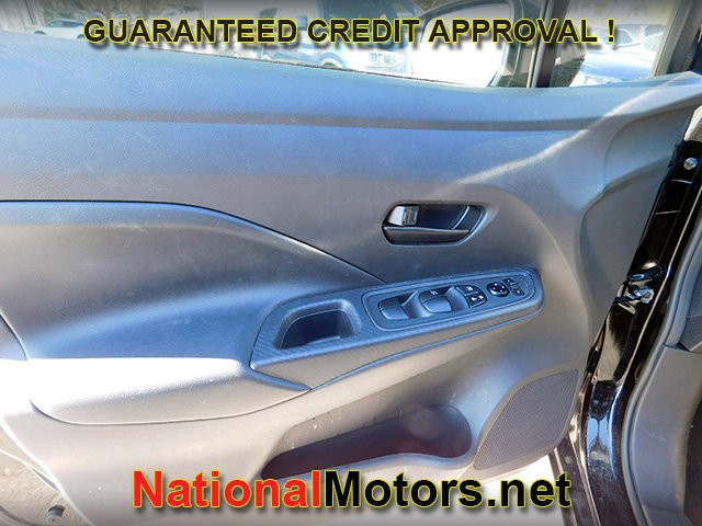 Nissan Versa Vehicle Full-screen Gallery Image 08