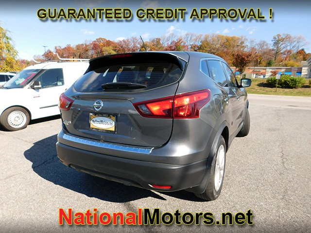 Nissan Rogue Sport Vehicle Full-screen Gallery Image 04