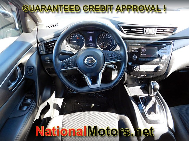 Nissan Rogue Sport Vehicle Full-screen Gallery Image 11