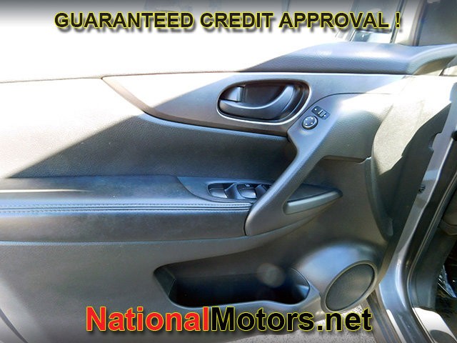 Nissan Rogue Sport Vehicle Full-screen Gallery Image 12