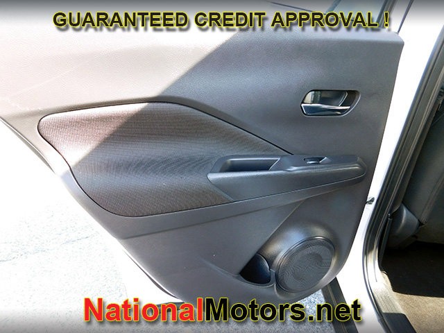 Nissan Kicks Vehicle Full-screen Gallery Image 08