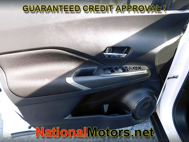 Nissan Kicks Vehicle Full-screen Gallery Image 11