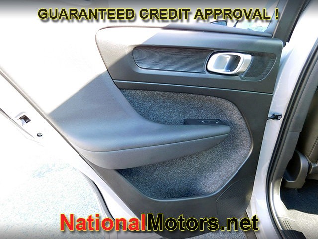 Volvo XC40 Vehicle Full-screen Gallery Image 11